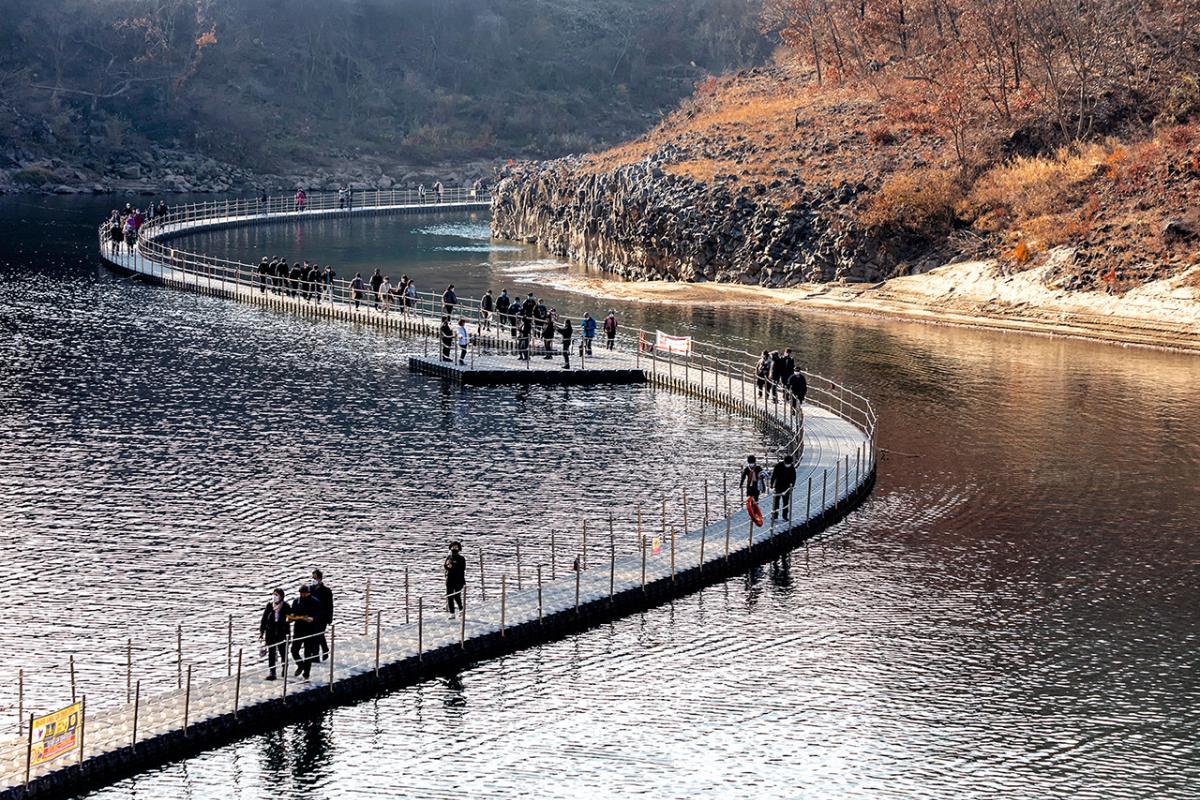 A pontoon bridge of Songhodae